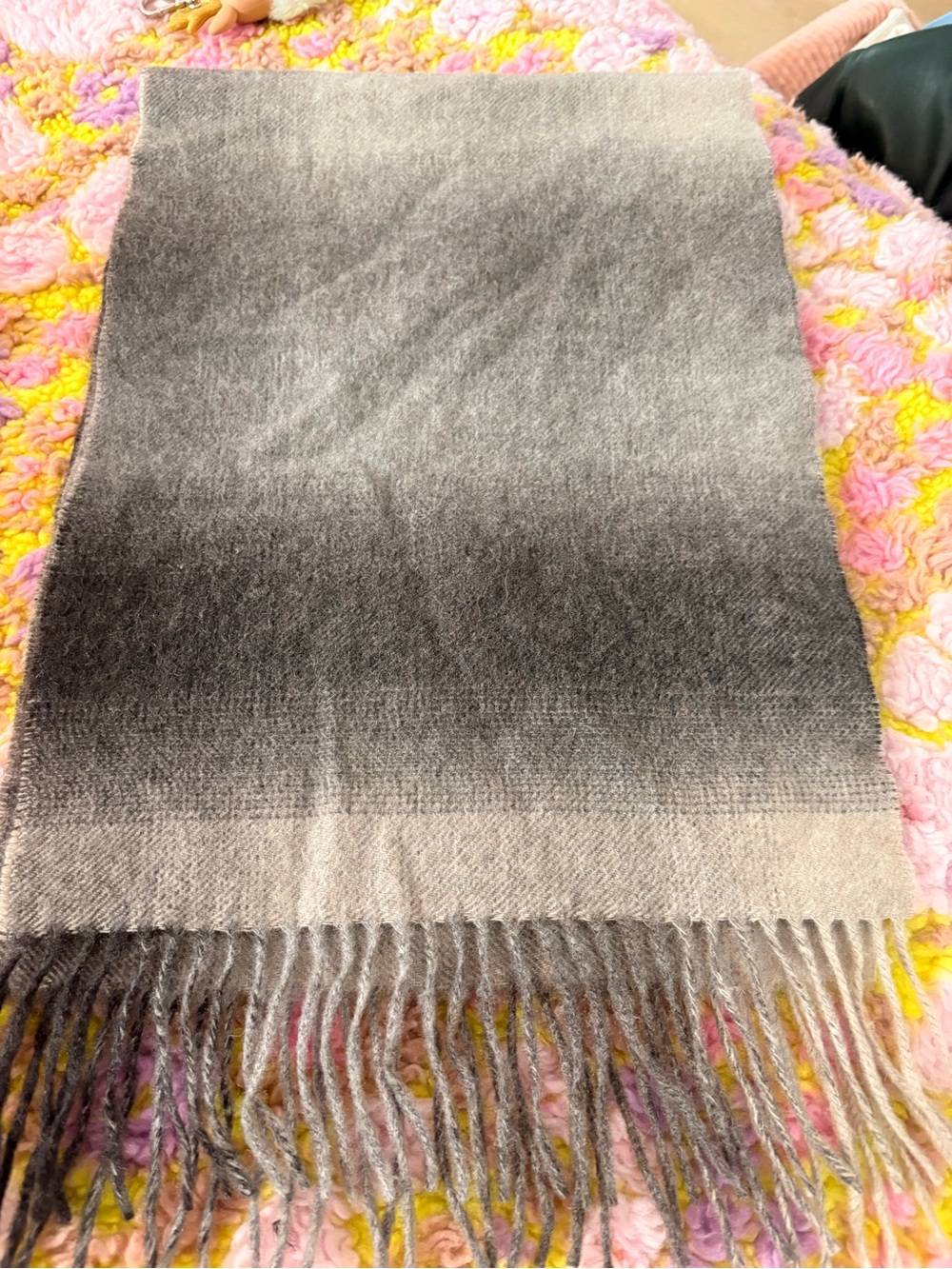 🍾 Bloomingdale’s men’s cashmere scarf